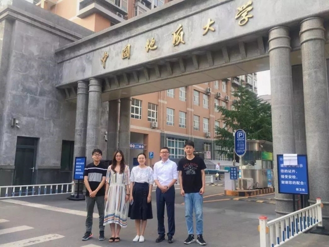 左一、左三为台湾av
2017级硕士研究生任浩然、喻月