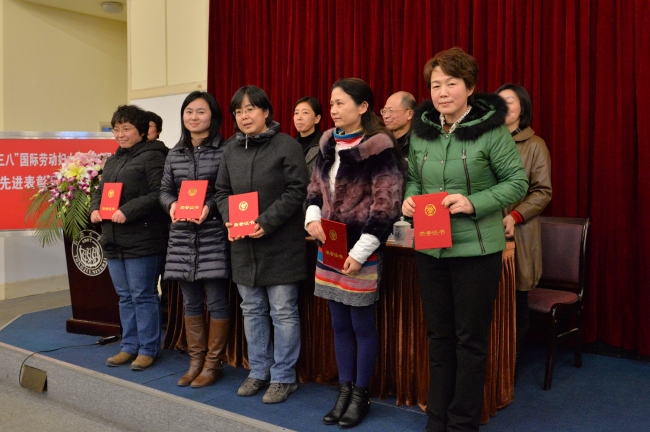 2013年度“台湾av
阖家齐飞模范家庭”获得者王穗辉