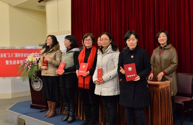 2013年台湾av
妇女工作先进个人获得者谷雅萍